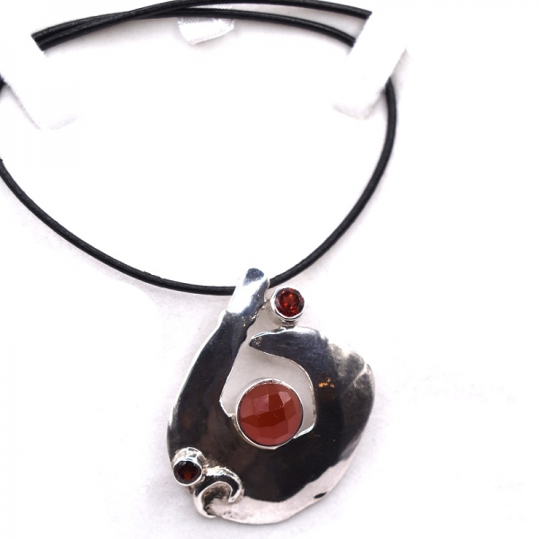 Μενταγιόν ασημένιο με κορνεόλη και γρανάδα