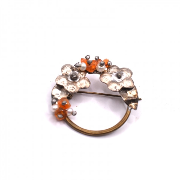 Καρφίτσα ασημένια  στεφανάκι με κορνεόλη πέτρα και ορείχαλκο