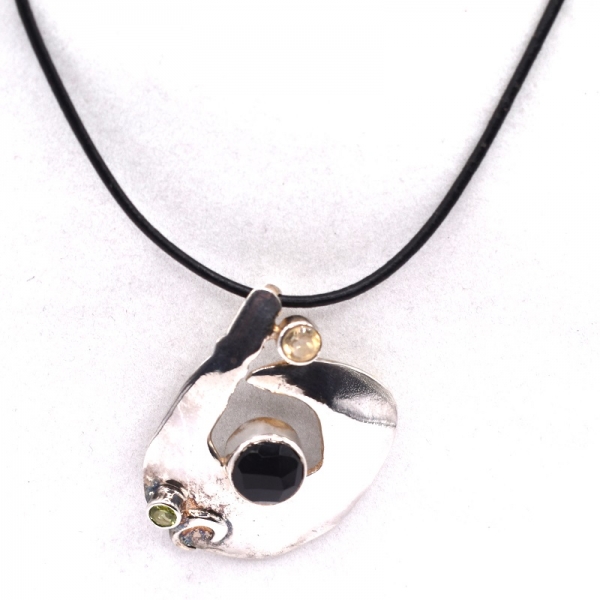 Μενταγιόν ασημένιο με όνυχα σιτρίν και περίδοτο