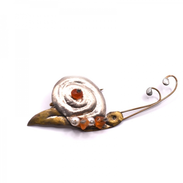 Kαρφίτσα ασημένια σαλιγκάρι με μαργαριτάρια και κορνεόλη